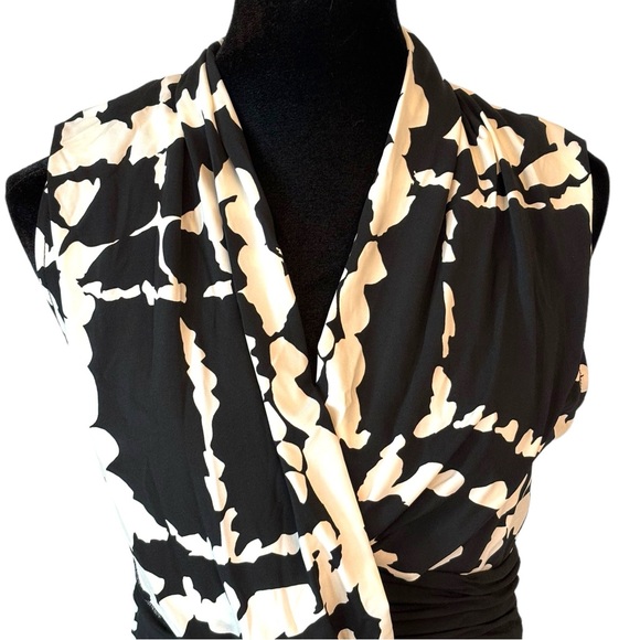 BCBGMAXAZRIA Black & White Stretch Ruched Dress - Picture 3 of 10